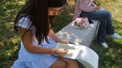 Una de las alumnas del taller de Paula pintando en acuarela