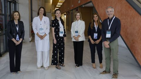 Luz Couce Pico, directora cient&iacute;fica del IDIS; Mar Castellanos Rodrigo, directora cient&iacute;fica del Inibic;  Patricia Rey P&eacute;rez, directora de la Fundaci&oacute;n Inibic; Eva Poveda L&oacute;pez, directora cient&iacute;fica del Iisgs; Isabel Lista Garc&iacute;a, directora de la Fundaci&oacute;n IDIS; y Jos&eacute; Manuel L&oacute;pez Vilari&ntilde;o, Responsable de I+D de Hijos de Rivera S.A.U.