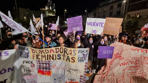 El ambiente festivo y reivindicativo fue dominante en Pontevedra.