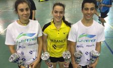 Noelia Gestoso, Ana Carb�n y Miguel Sanluis con sus trofeos tras su �xito en el campeonato de Huelva.