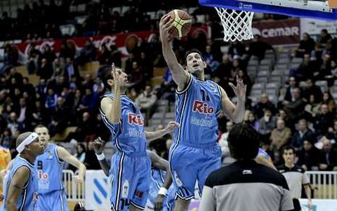 Manu G�mez, con el bal�n junto a Carlos Cobos en el partido contra el Coru�a en el Pazo.