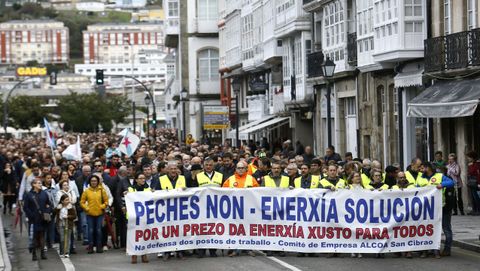 Miles de mari�anos han respaldado las numerosas movilizaciones convocadas por el comit� de Alcoa en San Cibrao, como esta manifestaci�n en Viveiro