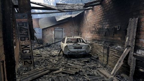 Viviendas, aperos, coches y alpendres acabaron calcinados.