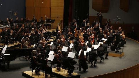 Roberto Gonzlez Monjas dirigiendo a la OSG en un concierto en octubre. 