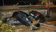 Varios vehculos arrastrados por la riada durante las lluvias de este lunes en el municipio de Vcar, Almera
