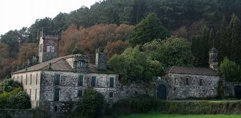 El pazo y el bosque de Cascaxide est�n en la parroquia silledense de Escuadro.