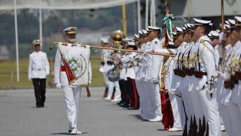 El rey Felipe VI pasa revista a las tropas a su llegada a la Escuela Naval de Marn