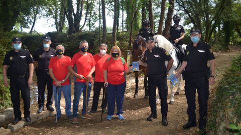 Policas de seguridad ciudadana de la comisara de Monforte y de la unidad de caballera de A Corua, este jueves en el Camino de Invierno con representantes de la asociacin Camios a Santiago pola Ribeira Sacra