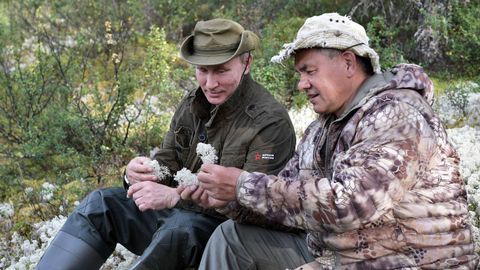 Putin junto al ministro de defensa Sergei Shoigu