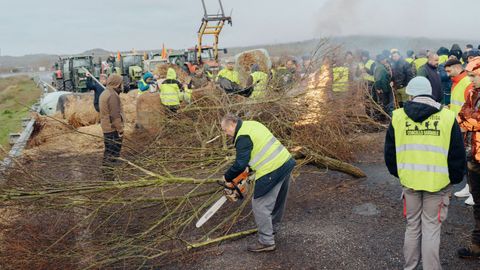 Agricultores y ganaderos cortan la A-52 en Xinzo
