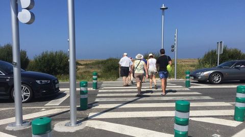 El sem�foro de las salinas de Noalla ordena el tr�nsito en la PO-308 en A Lanzada