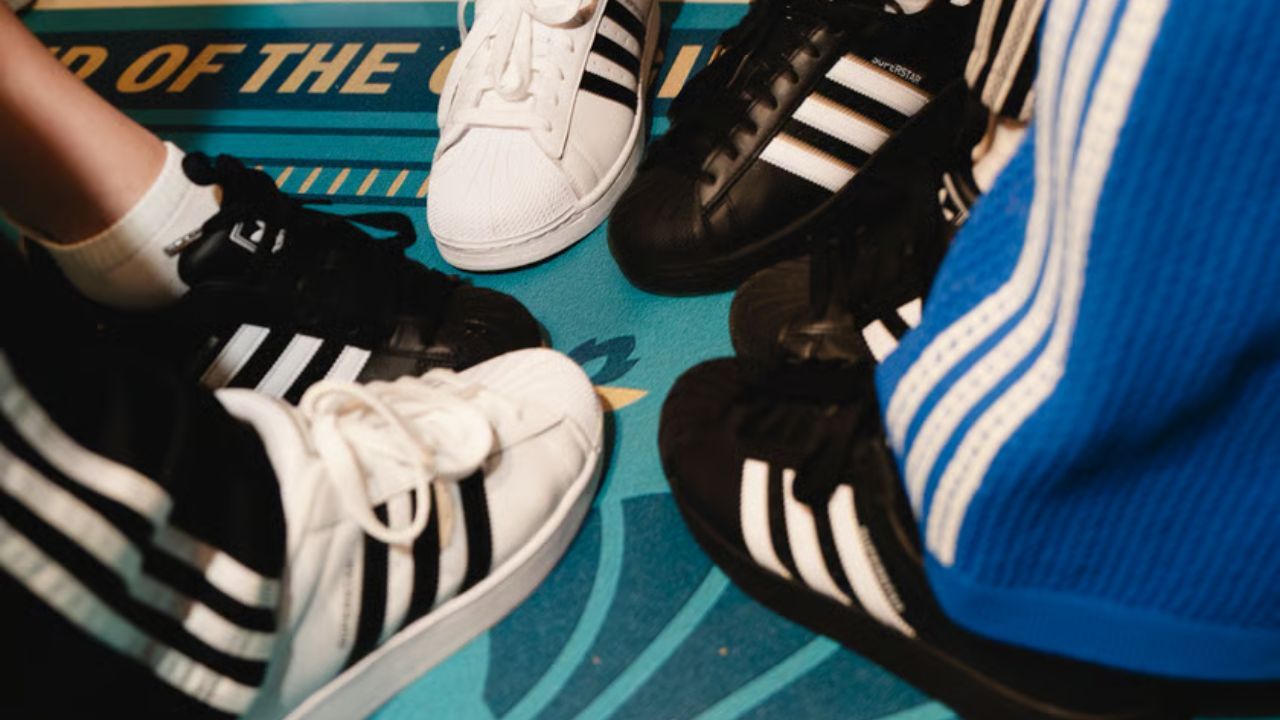 Más allá del deporte: las zapatillas Adidas que mejor funcionan con vaqueros y chinos