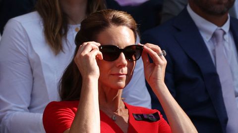Coloc�ndose las gafas de sol