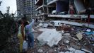 Dos mujeres observan el estado de un edificio en La Guaira, Venezuela