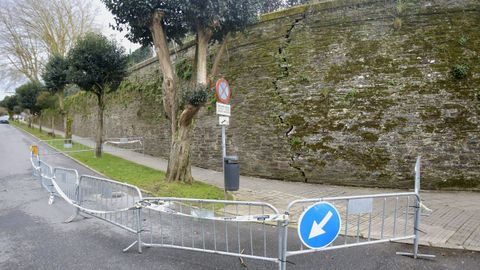 Uno de los muros exteriores presenta una gran rotura