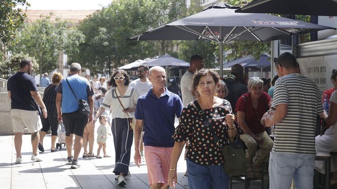 Vecinos y turistas, este jueves a mediod&iacute;a en el Campo da Le&ntilde;a