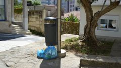 Una bolsa de basura depositada al lado de una papelera de reciclaje en Pontevedra.