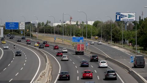 Varios veh�culos circulan por la A2 madrile�a por el puente de mayo.