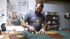 Fernando Castro fund hace 15 aos El Taller de Fer en el 109 de San Pedro, ra en donde l ya haba vivido antes. All tiene su taller de artesana en cuero de pequeo formato, en el que disea, confecciona y vende piezas de marroquinera artesanal; adems de crear escuela entre sus alumnos. Dice estar muy a gusto en el barrio e, se a dona do local mo permite, xubilareime aqu, dice.