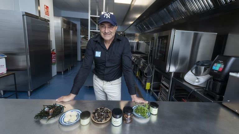 Santi P�rez Haz, en las instalaciones de Abrumar, con una muestra de sus productos