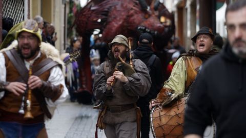 Los m�sicos del grupo Turdi�n abrieron paso al drag�n que recorri� las calles de la Feira Medieval de Monforte el domingo por la tarde. El s�bado no pudo salir a causa de la lluvia