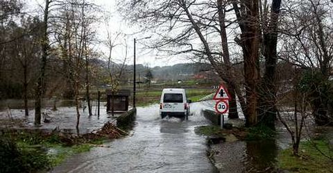 <span lang= es-es >Viales inundados en Tomeza</span>. El agua aneg� varios viales en la parroquia pontevedresa de Tomeza, algunos de los cuales tuvieron que ser cortados a la circulaci�n.