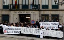 Unas 300 personas se concentraron con pancartas ante el Pazo de Xustiza de Ourense.