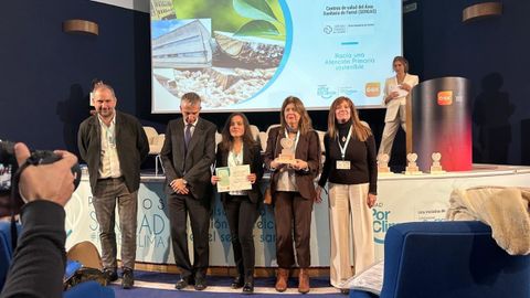 Las tres representantes del Sergas y el �rea Sanitaria de Ferrol, durante la entrega de los premios