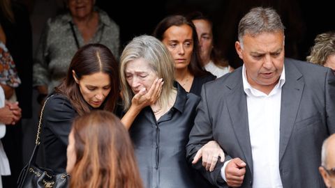 Paula Echevarr&iacute;a saliendo de la iglesia con motivo de la misa de su padre junto a su madre y su hermano.