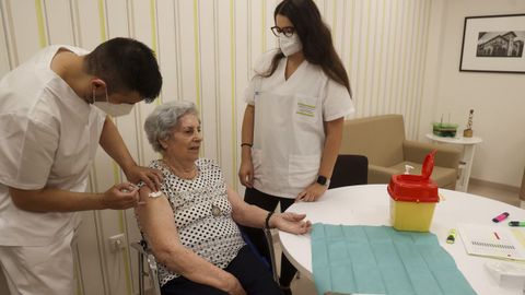 En la imagen, primer da de la campaa de vacunacin este lunes en la residencia de mayores Domus Vi de Narn