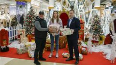 Marta Insua (centro) y Marcos Vila (derecha) hicieron la entrega simb�lica de los regalos que se har�n llegar a las familias atendidas por la fundaci�n