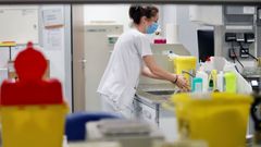 T�cnicos sanitarios del Hospital Universitario Central de Asturias (HUCA), trabajan en el interior de la cabina de seguridad del laboratorio de virolog�a de este centro de referencia del Principado