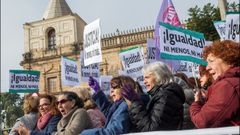 Feministas de toda Andaluca se concentran ante el parlamento andaluz