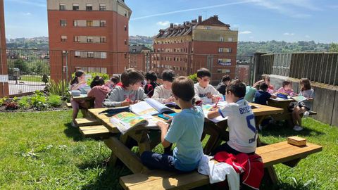 Alumnos del Colegio Público Juan Rodríguez Muñiz, en el aula al aire libre