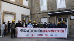 Un grupo de bomberos de Pontevedra, en la protesta del pleno del Concello del pasado lunes 