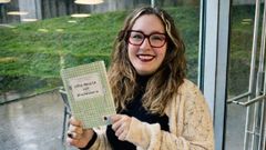 Andrea Mouri�o, que actualmente traballa na Universidade de Santiago de Compostela, cun exemplar do libro