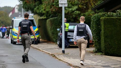 Agentes de polica trabajan en el lugar donde la recin elegida alcaldesa de Herdecke (Alemania), Iris Stalzer, fuera encontrada gravemente apualada.