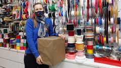 Ruth Veiga, de A Bolboreta, en Viveiro, con un paquete con art�culos para entregar a domicilio