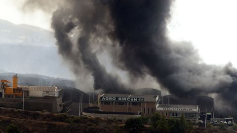 Una bifurcaci�n de la nueva colada arrasa un pol�gono industrial