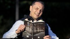 L�pez, con una copia de �El olor de las sombras�