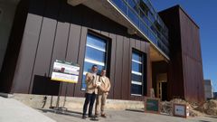 <span lang= gl >Os presidentes da Deputaci�n de Pontevedra e da Mancomunidade do Saln�s, diante do edificio que ser� reformado.</span>