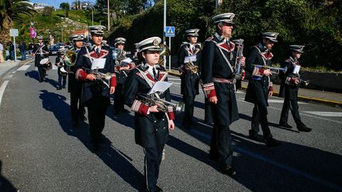 Los sonenses salieron a contemplar el paso de una procesin que parti de la iglesia parroquial para llegar a la capilla de A Atalaia.