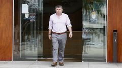 El alcalde de Burela, Alfredo Llano, saliendo del Ayuntamiento