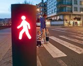 El sem�foro y paso de peatones est� en el paseo de Silgar antes del cruce con Luis Rocafort. 