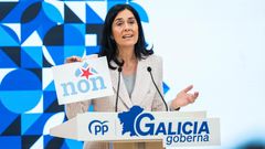 La secretaria general del PPdeG, Paula Prado, con un cartel con la bandera del BNG y el lema <span lang= gl >�non�</span>