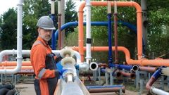 Un tcnico prueba el equipo de Applus en una tubera