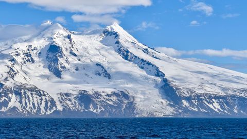 El volc&aacute;n Beerenbeg, en la isla noruega de Jan Mayen