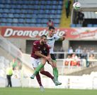 Pedro Garc�a lucha por un bal�n en el partido del domingo en el Sardinero. 