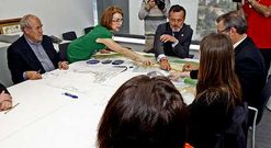 El conselleiro de Medio Ambiente, al fondo de la foto, ofreci� su colaboraci�n a Vilaboa.