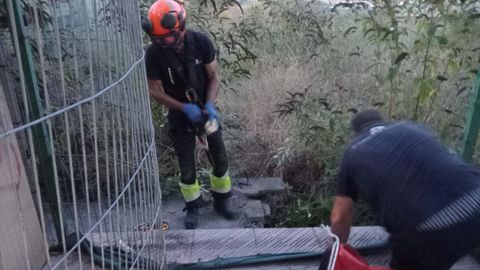 Los bomberos rescatan a un ni�o que se cay� a un pozo en Lugones, Siero